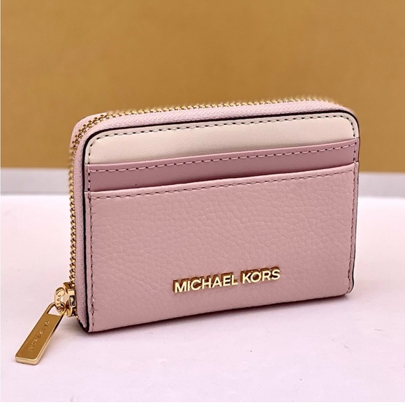 Michael Kors Jet Set Travel Card
Case Zip Around Wallet - Picture 7 of 10